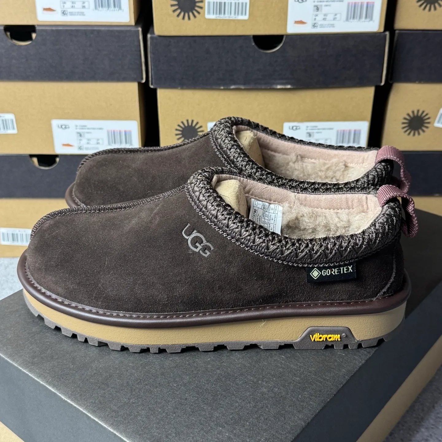 Pick up locally 💰520. The core recommendation is good price. The platform is exclusively for foreign trade. UGG Tasman GTX winter neutral snow shoes 1172790. Produced by ten-year-old brand shoemaking factory production line. Pay attention to every detail. Longfeng A-grade genuine sheep fur. Completely built in accordance with the ZP process. Size: 35 36 37 38 39 40 41 42 43 44 45
